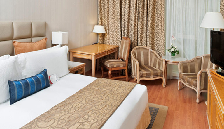 crowne-plaza-specious-guest-room